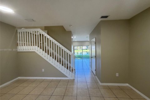 Снять в аренду таунхаус в Хомстед, Флорида 2 спальни, 108.32м2, № 1995414 - фото 5