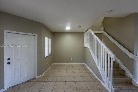 Снять в аренду таунхаус в Хомстед, Флорида 2 спальни, 108.32м2, № 1995414 - фото 2