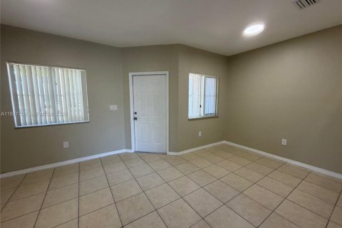 Снять в аренду таунхаус в Хомстед, Флорида 2 спальни, 108.32м2, № 1995414 - фото 4