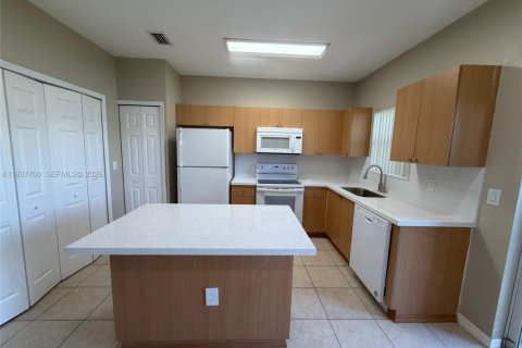 Снять в аренду таунхаус в Хомстед, Флорида 2 спальни, 108.32м2, № 1995414 - фото 8