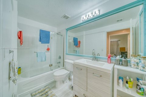 Condo in Doral, Florida, 3 bedrooms  № 1863568 - photo 23