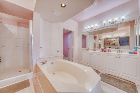 Condo in Doral, Florida, 3 bedrooms  № 1863568 - photo 14