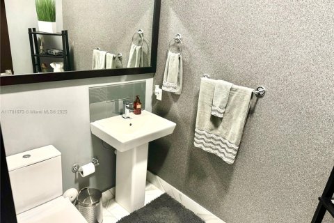 House in Doral, Florida 5 bedrooms, 383.59 sq.m. № 2013398 - photo 6