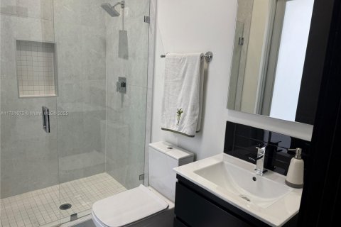 House in Doral, Florida 5 bedrooms, 383.59 sq.m. № 2013398 - photo 9