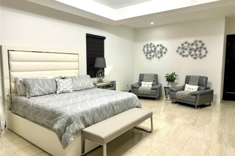 House in Doral, Florida 5 bedrooms, 383.59 sq.m. № 2013398 - photo 20