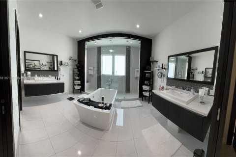 House in Doral, Florida 5 bedrooms, 383.59 sq.m. № 2013398 - photo 22