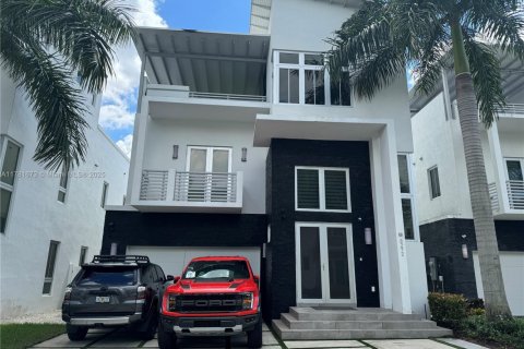 House in Doral, Florida 5 bedrooms, 383.59 sq.m. № 2013398