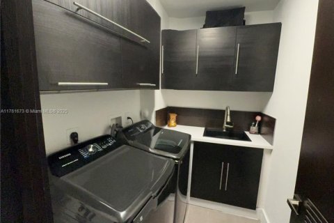 House in Doral, Florida 5 bedrooms, 383.59 sq.m. № 2013398 - photo 30