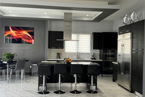 House in Doral, Florida 5 bedrooms, 383.59 sq.m. № 2013398 - photo 11