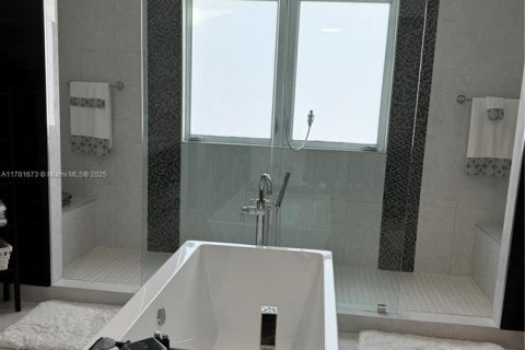 House in Doral, Florida 5 bedrooms, 383.59 sq.m. № 2013398 - photo 23