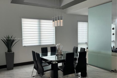 House in Doral, Florida 5 bedrooms, 383.59 sq.m. № 2013398 - photo 4