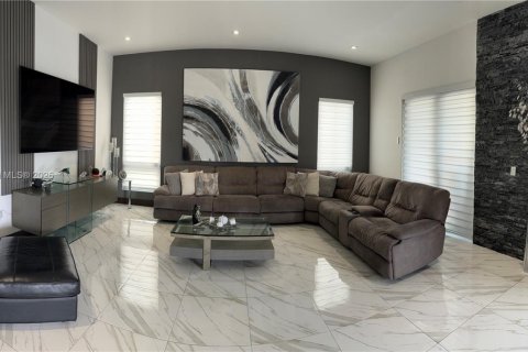 House in Doral, Florida 5 bedrooms, 383.59 sq.m. № 2013398 - photo 13
