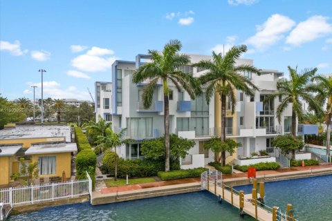 Touwnhouse à louer à Miami Beach, Floride: 4 chambres, 249.16 m2 № 1955312 - photo 2