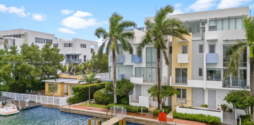 Touwnhouse à Miami Beach, Floride 4 chambres, 249.16 m2 № 1955312