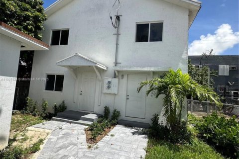 Снять в аренду виллу или дом в Майами, Флорида 4 спальни, 75.44м2, № 1963913 - фото 2