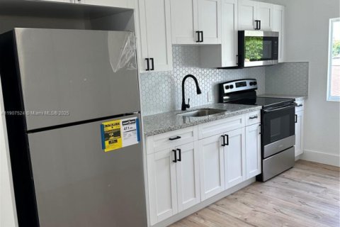 Снять в аренду виллу или дом в Майами, Флорида 4 спальни, 75.44м2, № 1963913 - фото 3