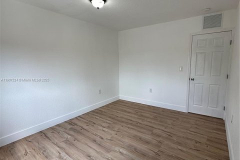 Снять в аренду виллу или дом в Майами, Флорида 4 спальни, 75.44м2, № 1963913 - фото 19