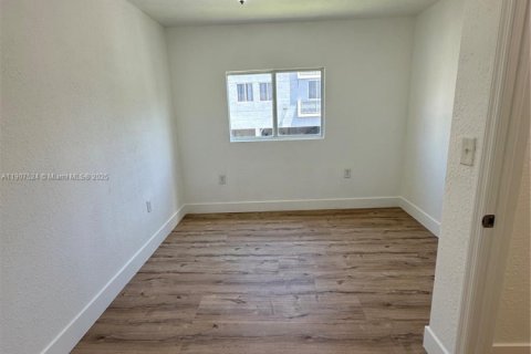 Снять в аренду виллу или дом в Майами, Флорида 4 спальни, 75.44м2, № 1963913 - фото 13