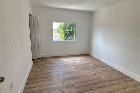 Снять в аренду виллу или дом в Майами, Флорида 4 спальни, 75.44м2, № 1963913 - фото 16