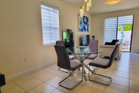 Adosado en venta en Hialeah, Florida, 3 dormitorios, 127.83 m2 № 2085074 - foto 14