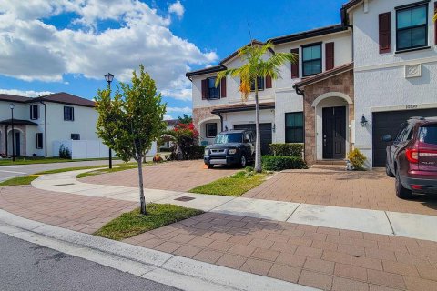 Adosado en Hialeah, Florida 3 dormitorios, 127.83 m2 № 2085074