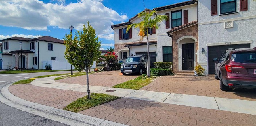 Adosado en Hialeah, Florida 3 dormitorios, 127.83 m2 № 2085074