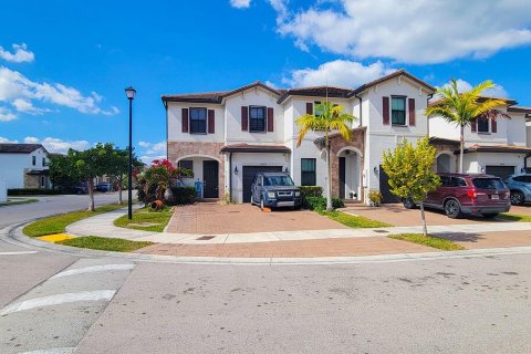 Adosado en venta en Hialeah, Florida, 3 dormitorios, 127.83 m2 № 2085074 - foto 4