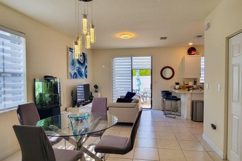 Adosado en venta en Hialeah, Florida, 3 dormitorios, 127.83 m2 № 2085074 - foto 17