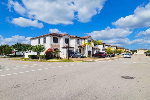 Adosado en venta en Hialeah, Florida, 3 dormitorios, 127.83 m2 № 2085074 - foto 5
