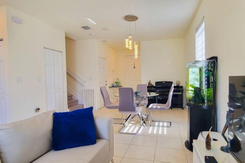 Adosado en venta en Hialeah, Florida, 3 dormitorios, 127.83 m2 № 2085074 - foto 11