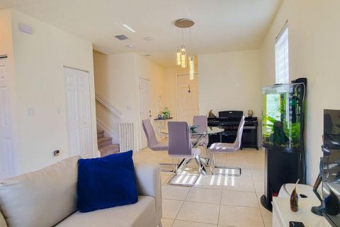 Adosado en venta en Hialeah, Florida, 3 dormitorios, 127.83 m2 № 2085074 - foto 12
