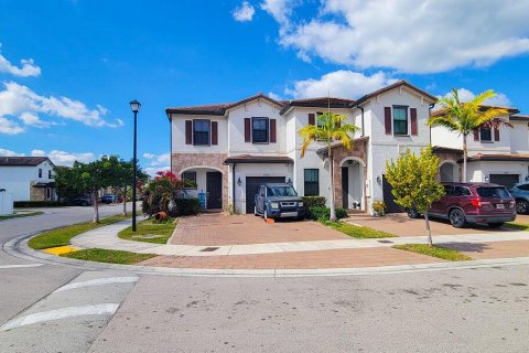 Adosado en venta en Hialeah, Florida, 3 dormitorios, 127.83 m2 № 2085074 - foto 2