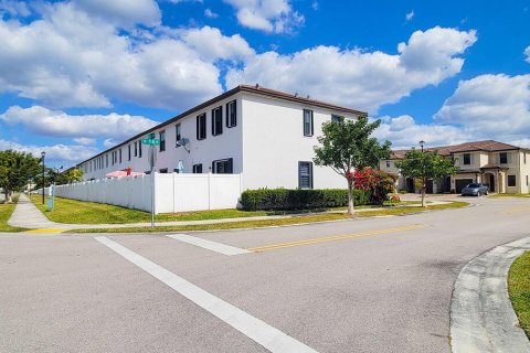 Adosado en venta en Hialeah, Florida, 3 dormitorios, 127.83 m2 № 2085074 - foto 7