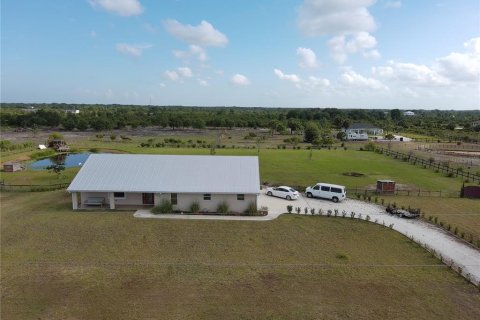 House in Okeechobee, Florida 2 bedrooms, 133.87 sq.m. № 1736896 - photo 2