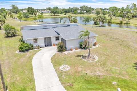 House in Punta Gorda, Florida 3 bedrooms, 128.58 sq.m. № 2214001