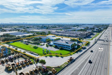 Commercial property in Miami-Dade, Florida № 1754014 - photo 2