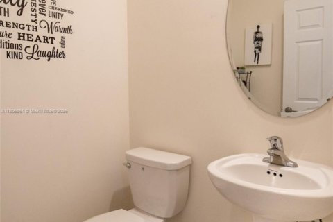 Adosado en venta en Hialeah, Florida, 3 dormitorios, 158.68 m2 № 2019484 - foto 14