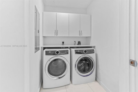 Condominio en venta en Miami, Florida, 3 dormitorios, 204.76 m2 № 1993642 - foto 13