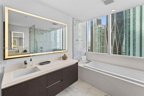 Condominio en venta en Miami, Florida, 3 dormitorios, 204.76 m2 № 1993642 - foto 27