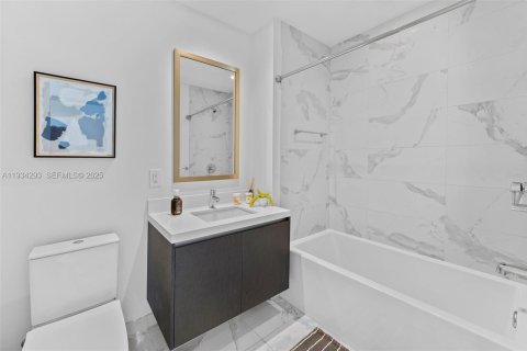 Condominio en venta en Miami, Florida, 3 dormitorios, 204.76 m2 № 1993642 - foto 12