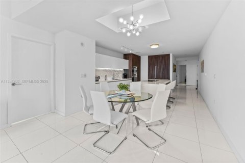 Condominio en venta en Miami, Florida, 3 dormitorios, 204.76 m2 № 1993642 - foto 10