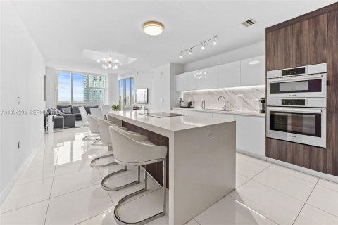 Condominio en venta en Miami, Florida, 3 dormitorios, 204.76 m2 № 1993642 - foto 1