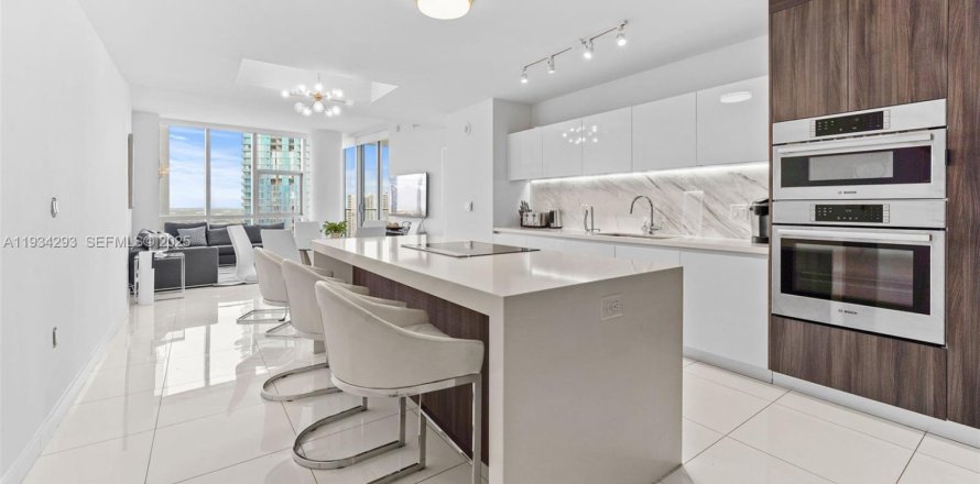 Condominio en Miami, Florida, 3 dormitorios  № 1993642