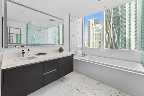 Condominio en venta en Miami, Florida, 3 dormitorios, 204.76 m2 № 1993642 - foto 20