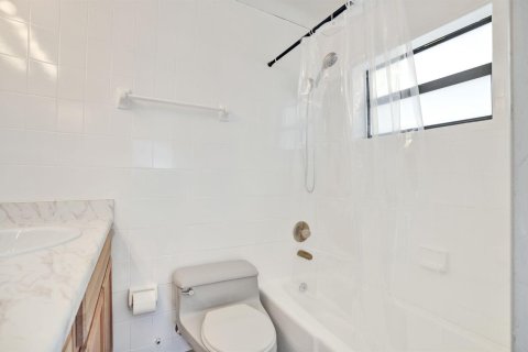Villa ou maison à louer à Miami, Floride: 4 chambres, 182.83 m2 № 2376543 - photo 19