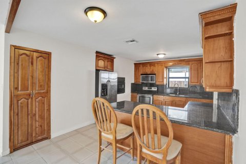 Villa ou maison à louer à Miami, Floride: 4 chambres, 182.83 m2 № 2376543 - photo 14