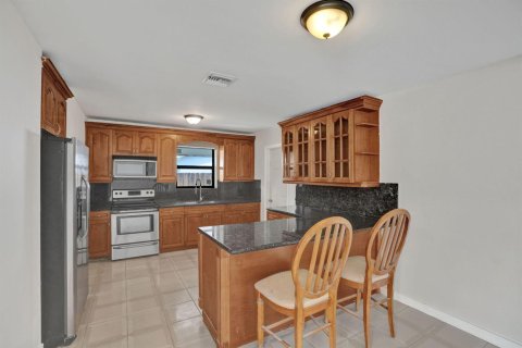 Villa ou maison à louer à Miami, Floride: 4 chambres, 182.83 m2 № 2376543 - photo 2