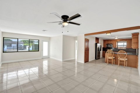 Villa ou maison à louer à Miami, Floride: 4 chambres, 182.83 m2 № 2376543 - photo 3