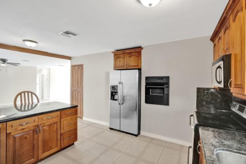 Villa ou maison à louer à Miami, Floride: 4 chambres, 182.83 m2 № 2376543 - photo 15