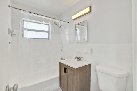 Villa ou maison à louer à Miami, Floride: 4 chambres, 182.83 m2 № 2376543 - photo 24
